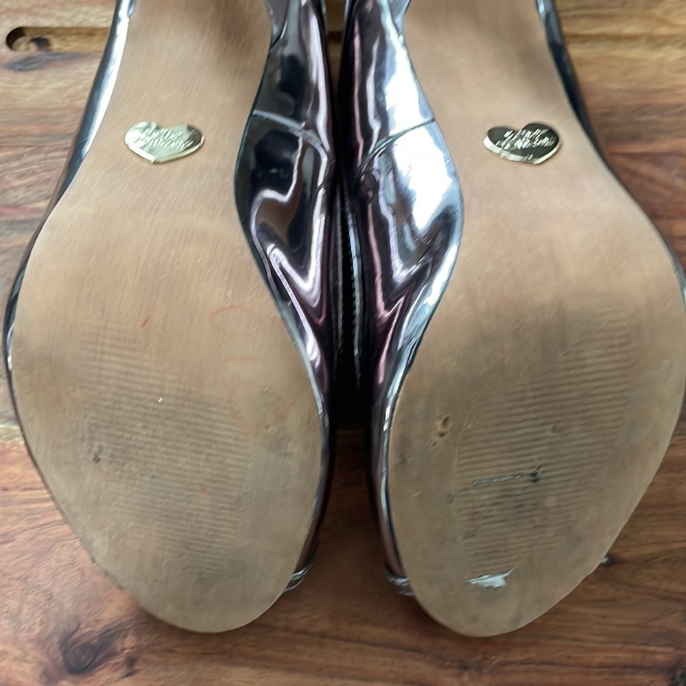 Betsey Johnson “Mimie” Heart Cutout Metallic High Heels. Excellent condition - Picture 5 of 14